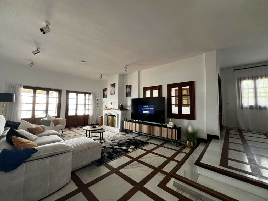 Detached Villa Estepona Málaga - image 16