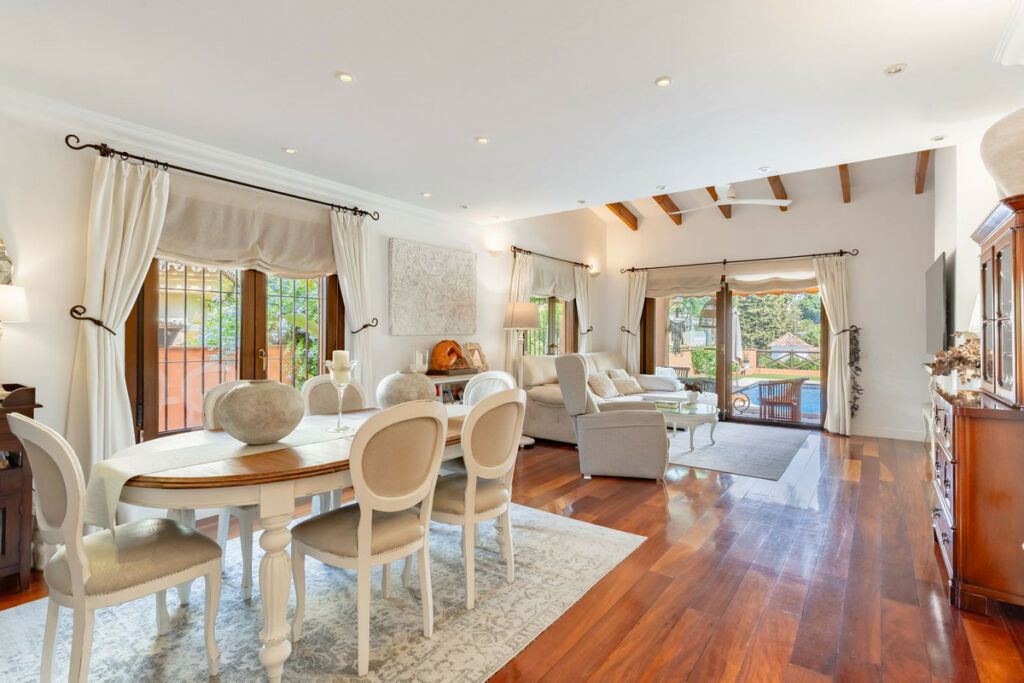 Detached Villa Sierrezuela Málaga - image 16