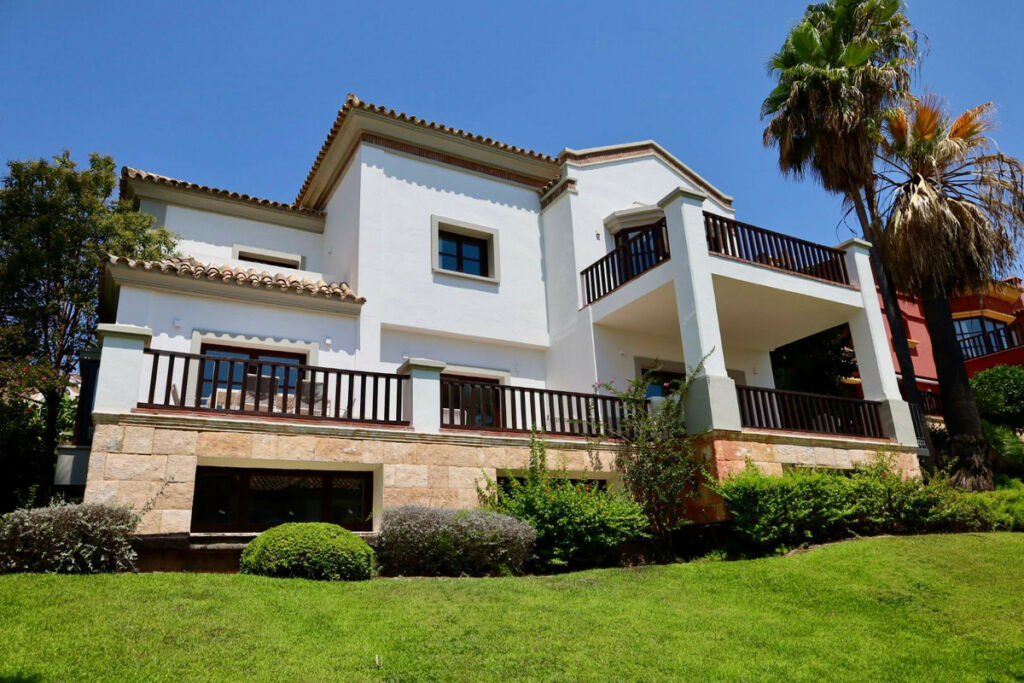 Detached Villa The Golden Mile Málaga - image 16