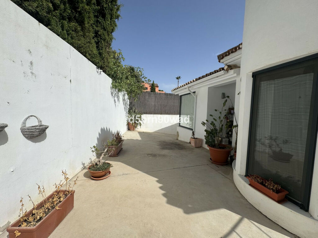 Detached Villa Estepona Málaga - image 13