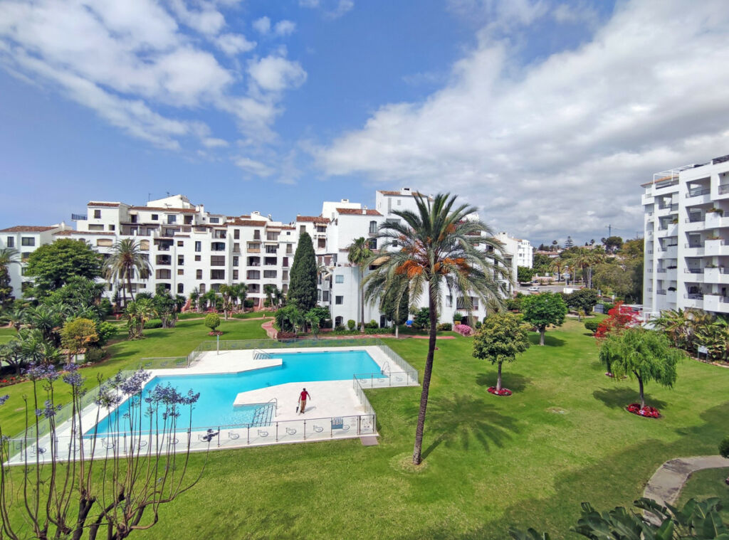 Middle Floor Apartment Puerto Banús Málaga - image 17