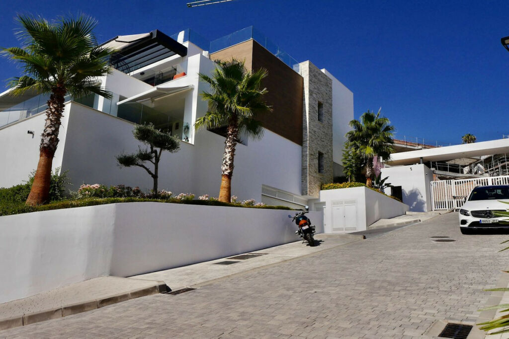 Middle Floor Apartment Cabopino Málaga - image 17