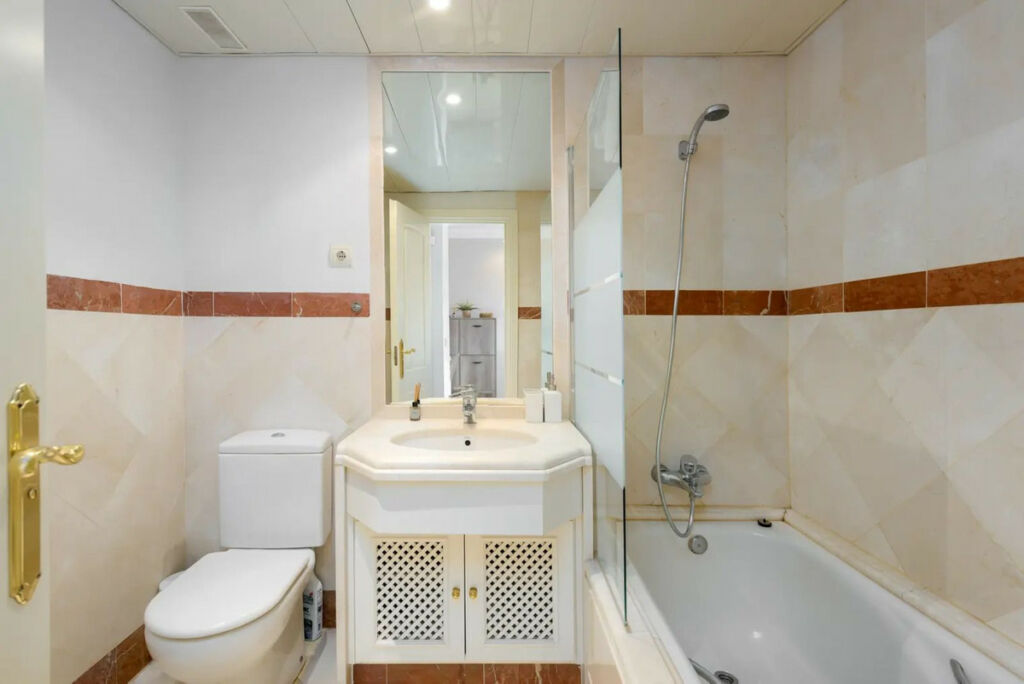 Middle Floor Apartment Elviria Málaga - image 17