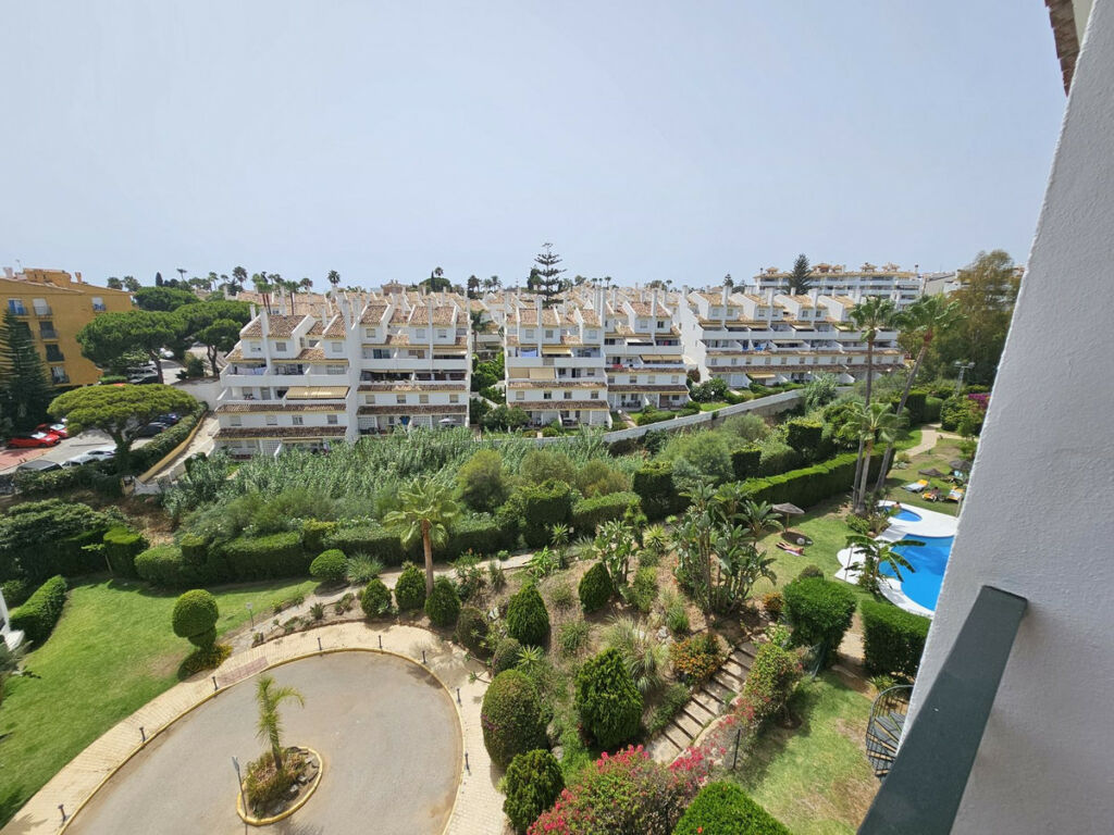 Middle Floor Apartment Calahonda Málaga - image 17