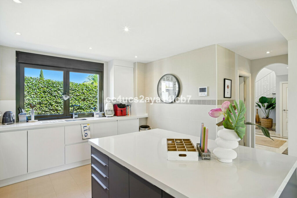 Detached Villa Estepona Málaga - image 17