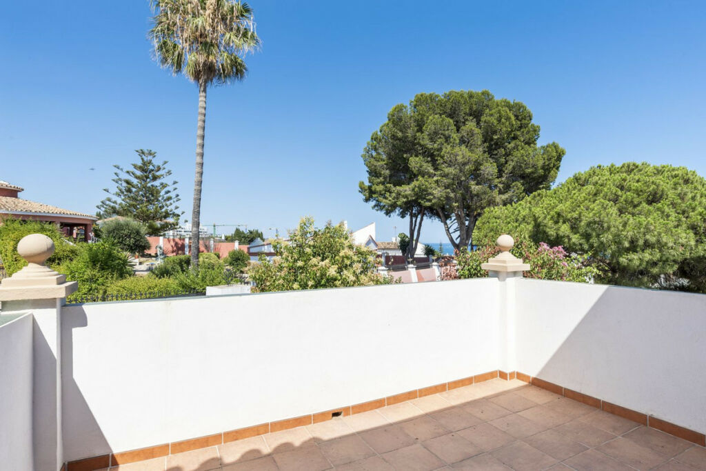 Detached Villa Estepona Málaga - image 17