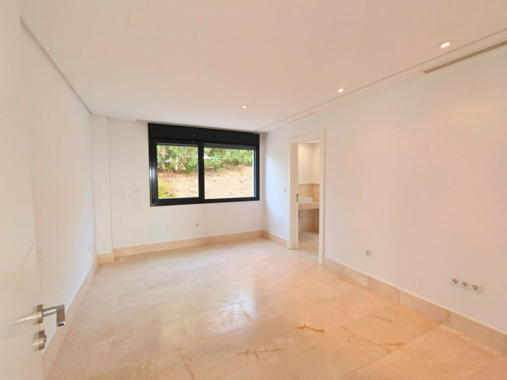 Detached Villa Sotogrande Alto Cádiz - image 17