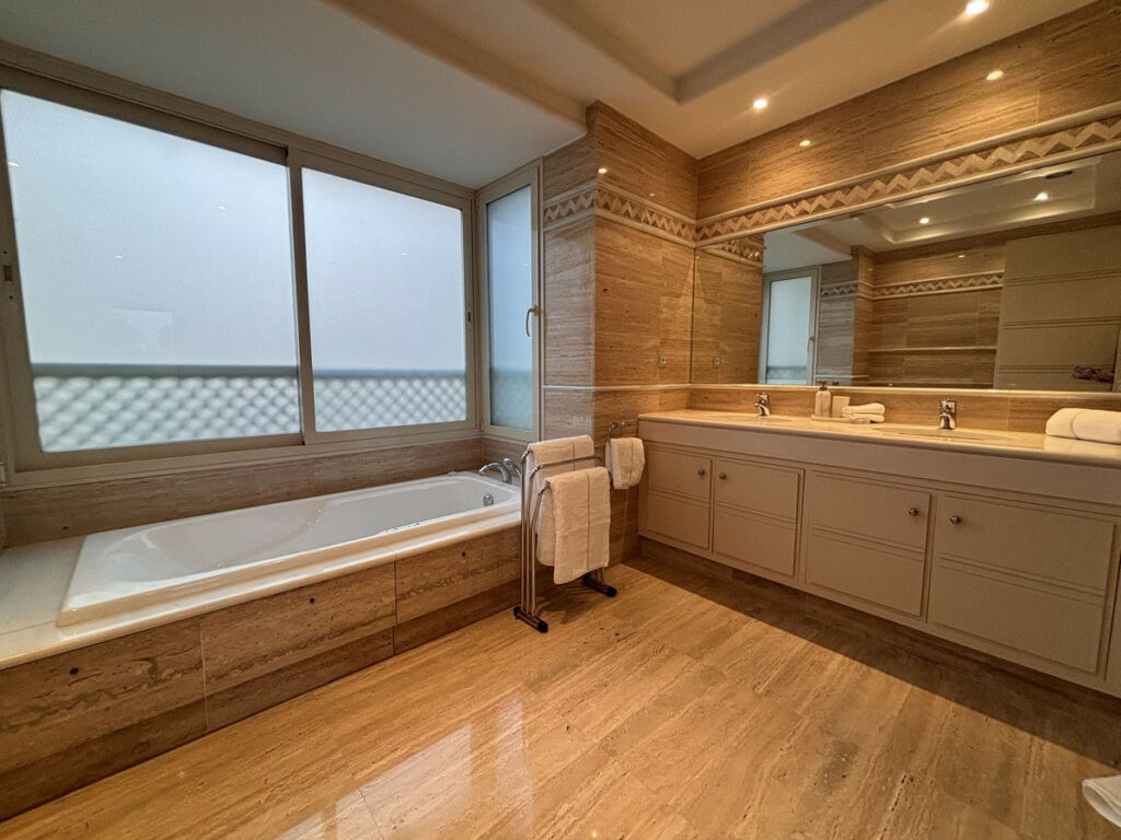 Middle Floor Apartment The Golden Mile Málaga - image 17