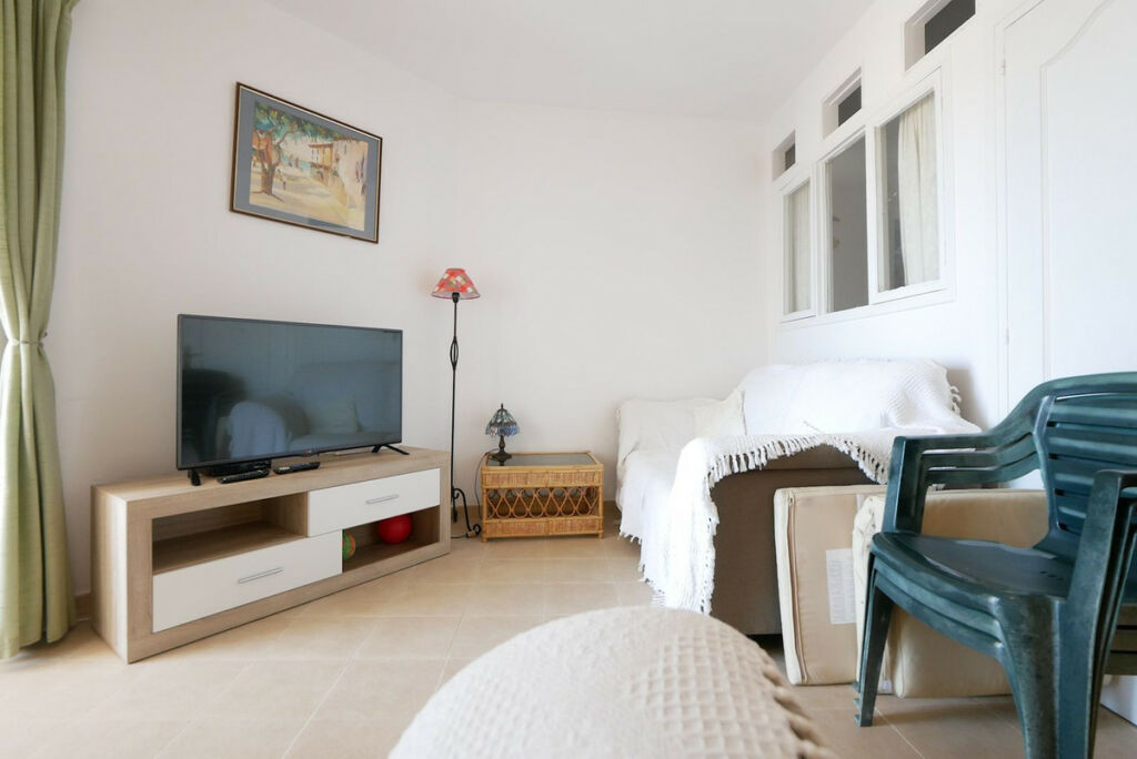 Middle Floor Apartment Cabopino Málaga - image 17