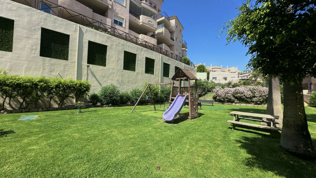 Middle Floor Apartment La Duquesa Málaga - image 17