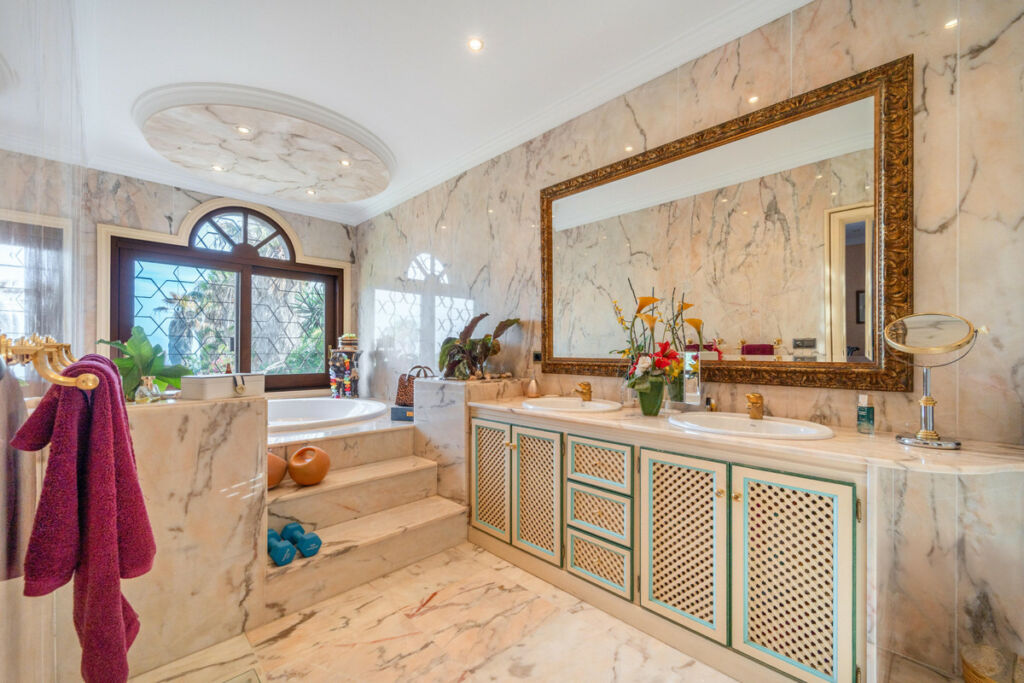 Detached Villa Estepona Málaga - image 17