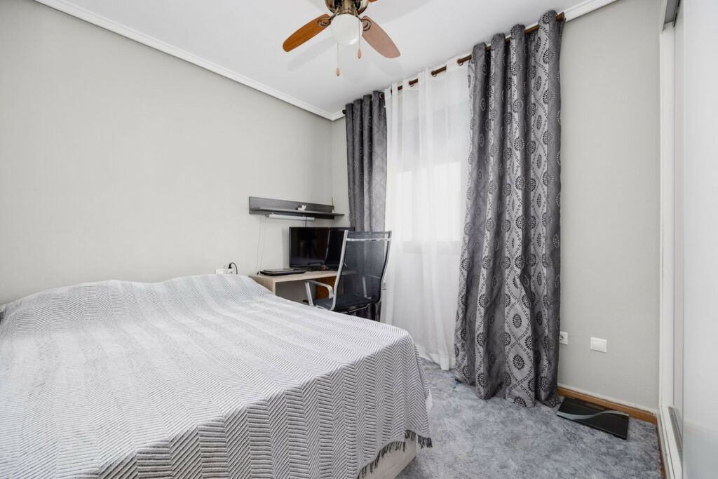 Middle Floor Apartment Torrevieja Alicante - image 17