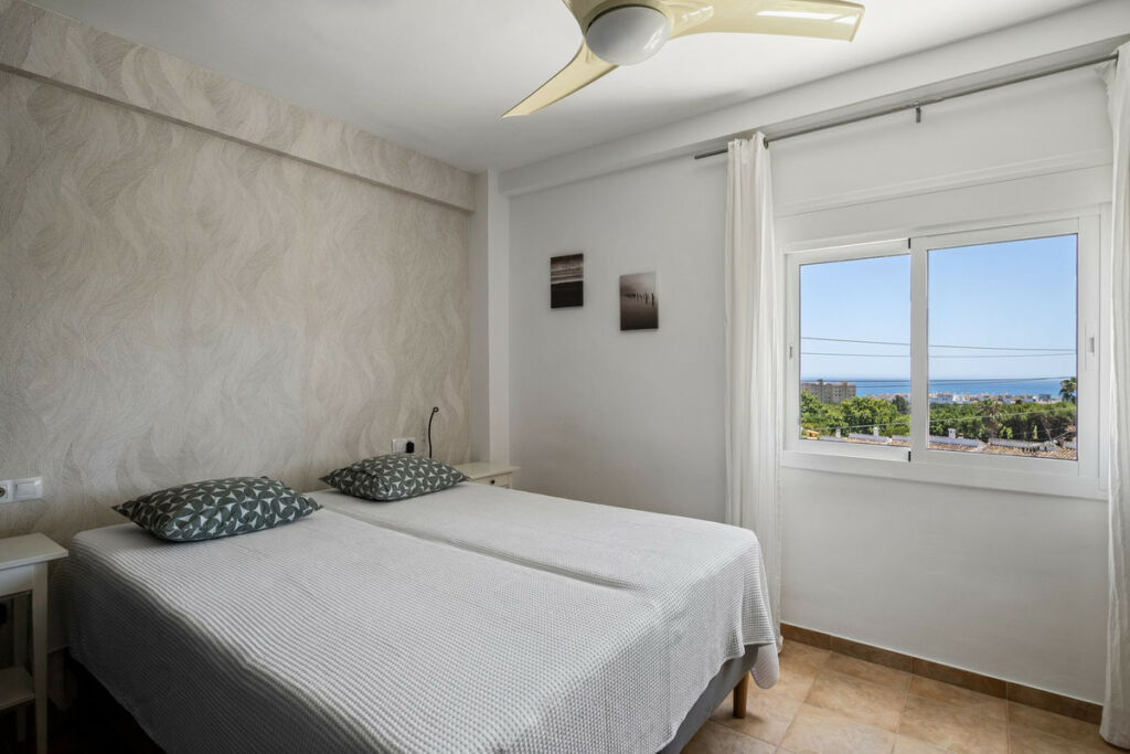 Middle Floor Apartment Calahonda Málaga - image 17