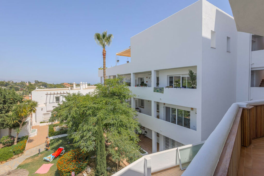Middle Floor Apartment Nueva Andalucía Málaga - image 18