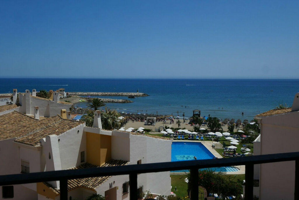 Middle Floor Apartment Cabopino Málaga - image 18