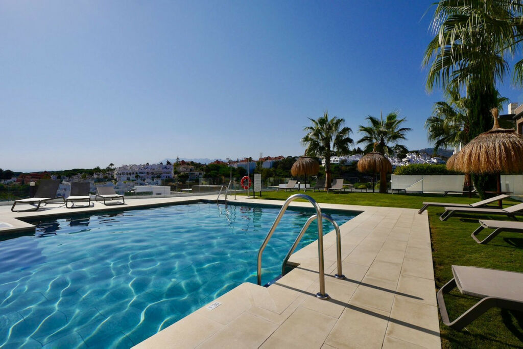 Middle Floor Apartment Cabopino Málaga - image 18