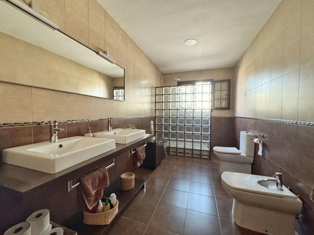 Detached Villa Sierrezuela Málaga - image 18
