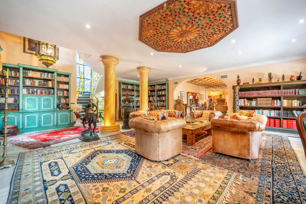 Detached Villa Estepona Málaga - image 18