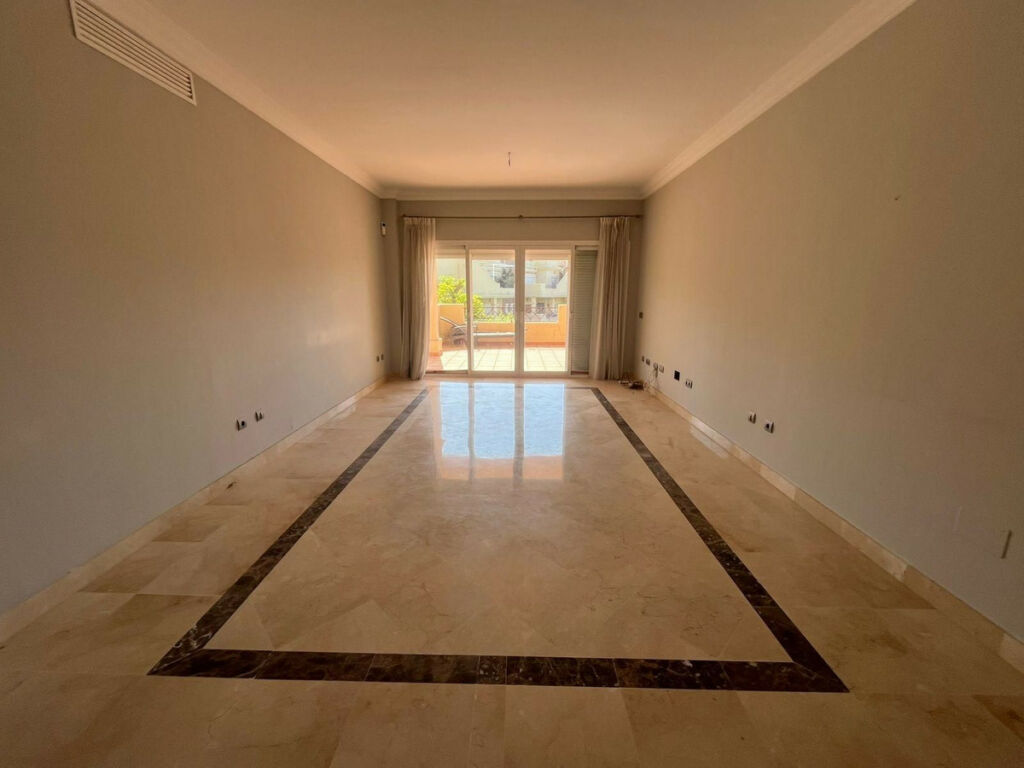 Middle Floor Apartment Estepona Málaga - image 14