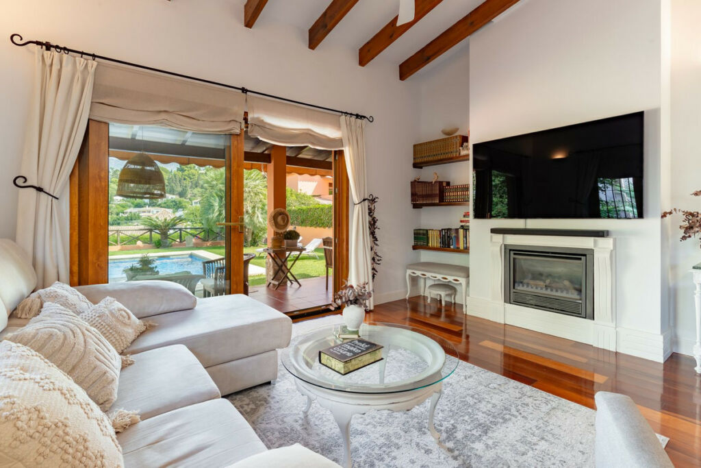 Detached Villa Sierrezuela Málaga - image 19
