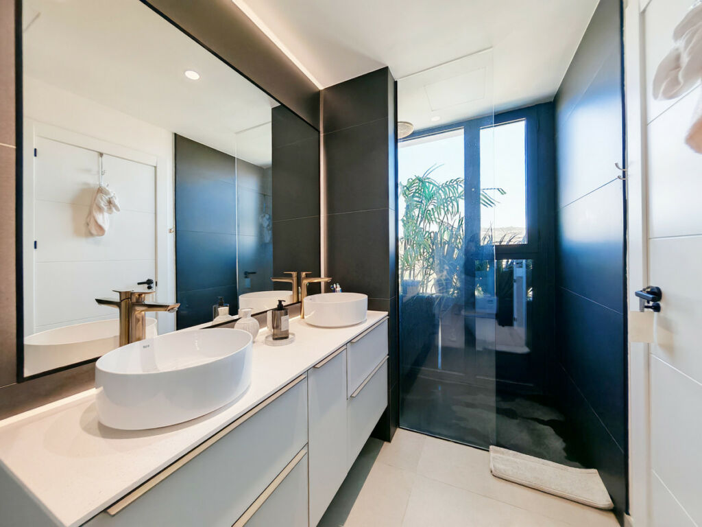 Detached Villa Estepona Málaga - image 21