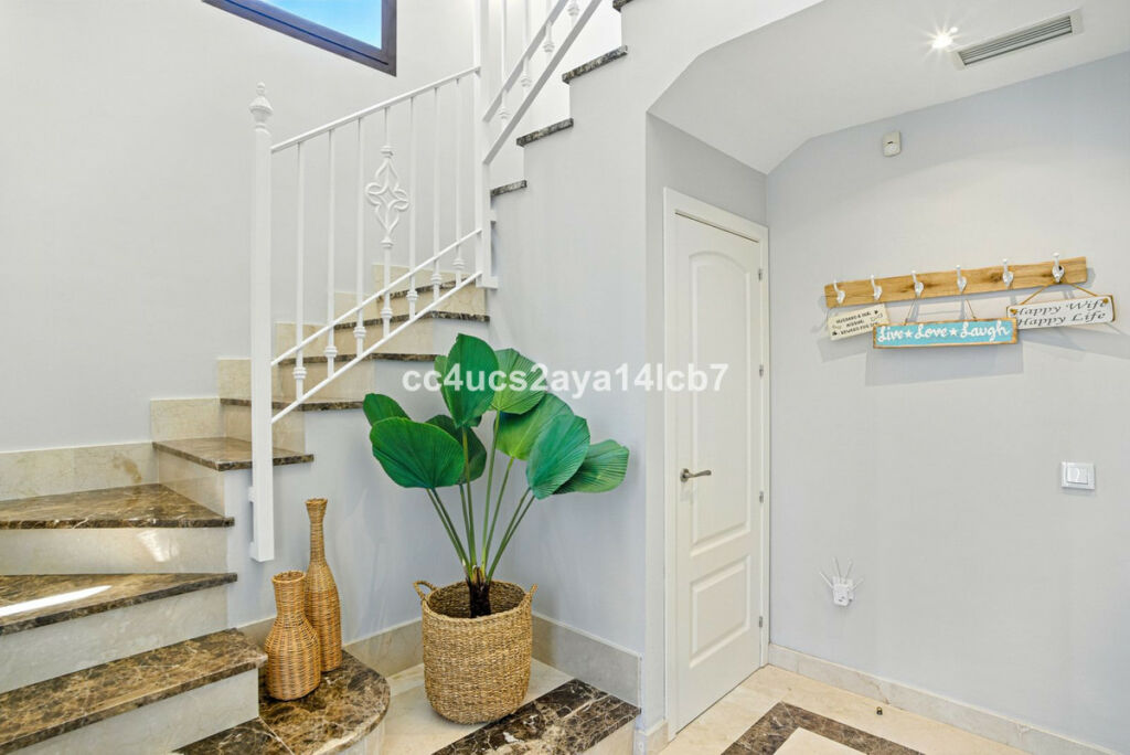 Detached Villa Estepona Málaga - image 19