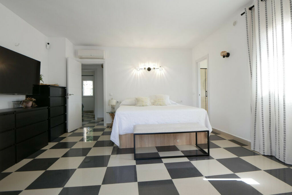Detached Villa Cabopino Málaga - image 19