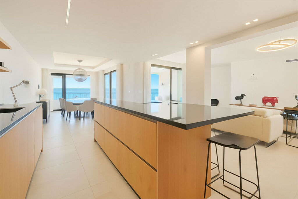 Middle Floor Apartment Puerto de Cabopino Málaga - image 3