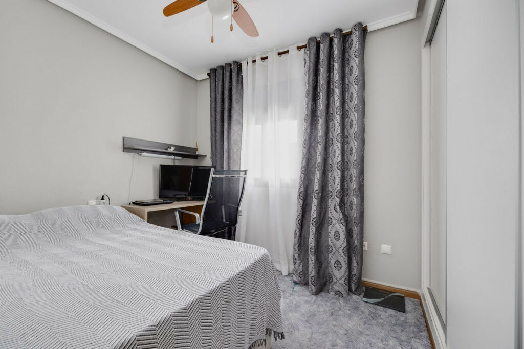 Middle Floor Apartment Torrevieja Alicante - image 19