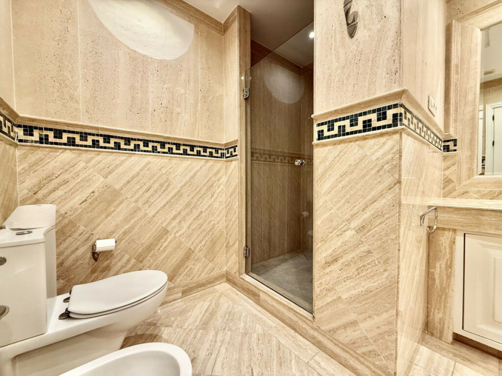 Middle Floor Apartment The Golden Mile Málaga - image 19