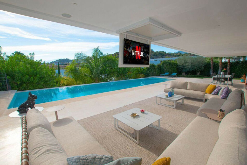 Detached Villa Nueva Andalucía Málaga - image 2