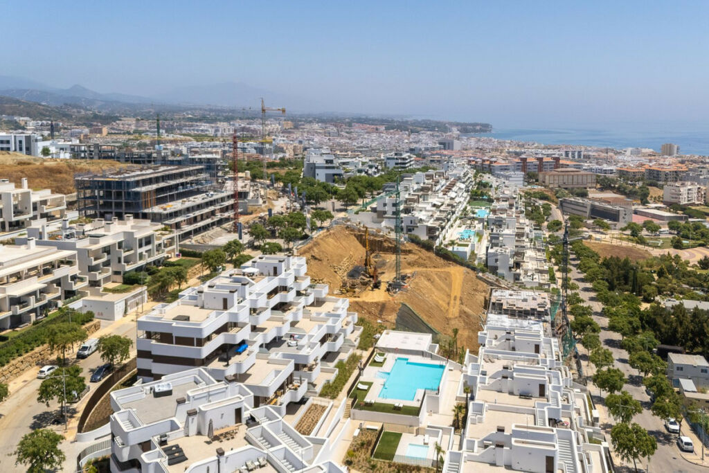 Middle Floor Apartment Estepona Málaga - image 2