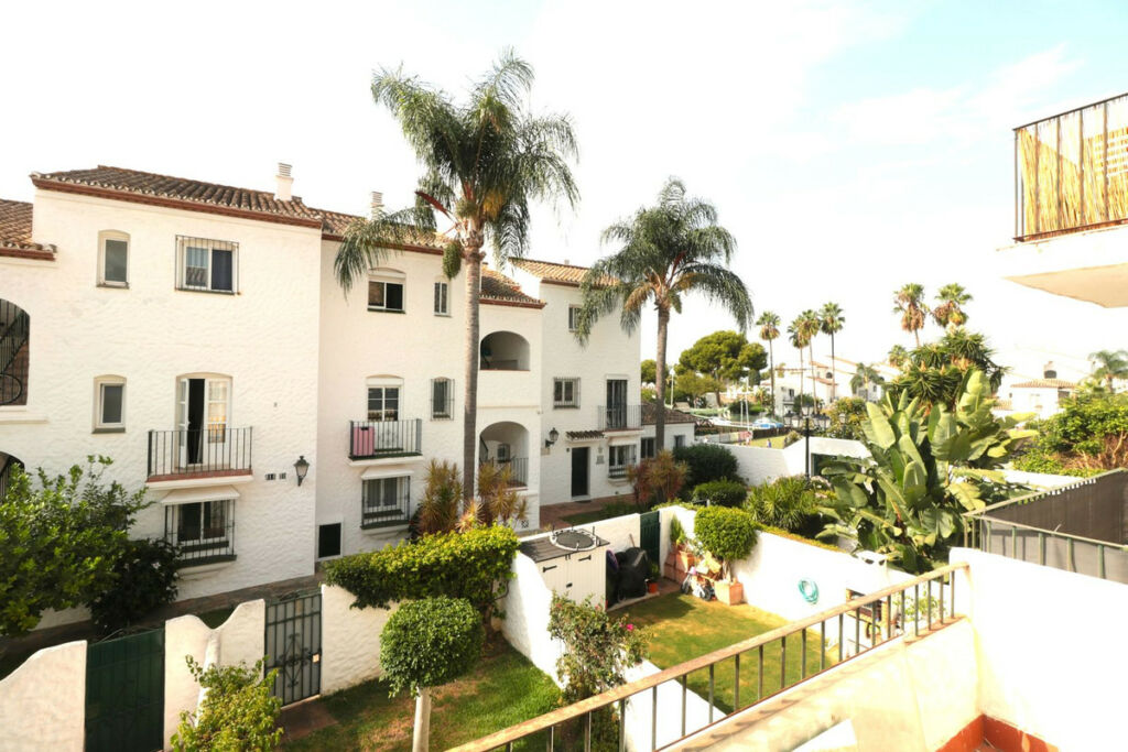 Middle Floor Apartment New Golden Mile Málaga - image 2