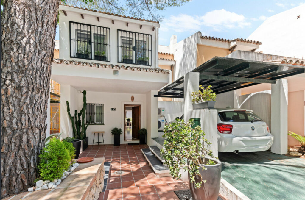 Townhouse La Quinta Málaga - image 2