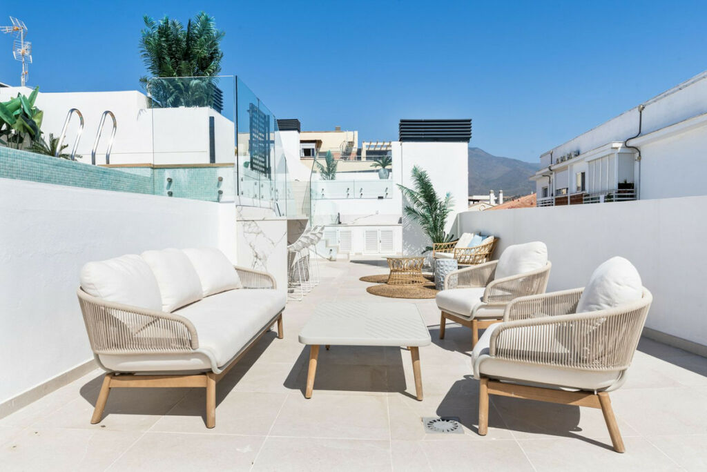 Middle Floor Apartment Estepona Málaga - image 2