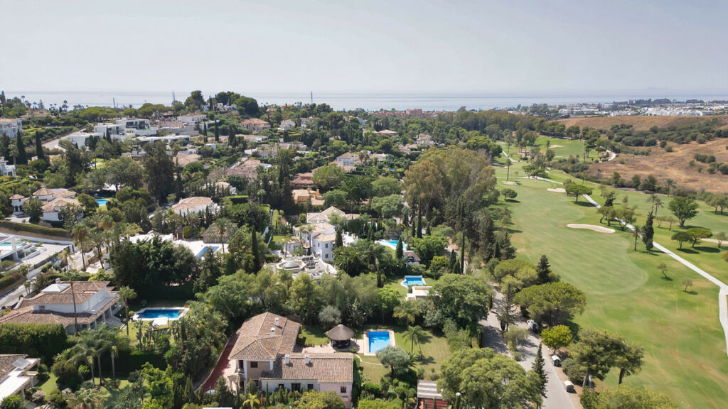 Detached Villa Estepona Málaga - image 2
