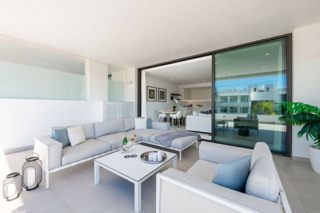 Middle Floor Apartment Estepona Málaga - image 3