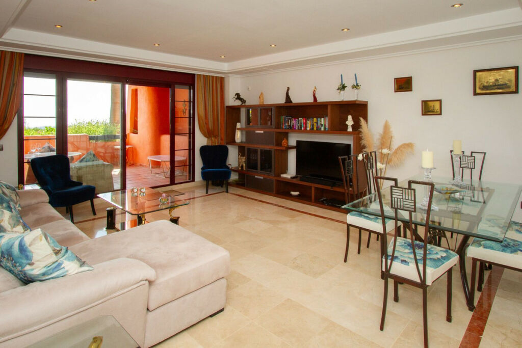 Ground Floor Apartment La Mairena Málaga - image 2