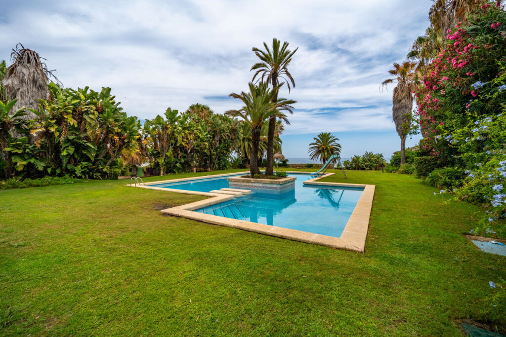 Detached Villa Estepona Málaga - image 2