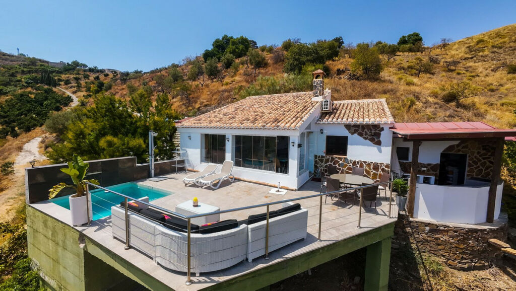 Detached Villa Sayalonga Málaga - image 3