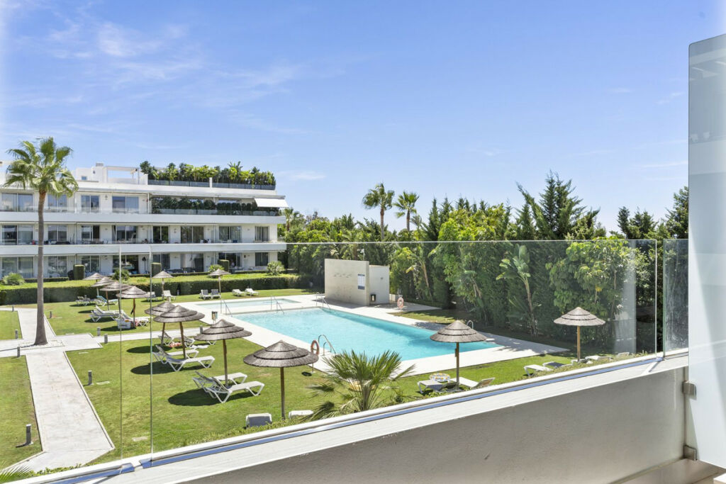 Middle Floor Apartment Estepona Málaga - image 2