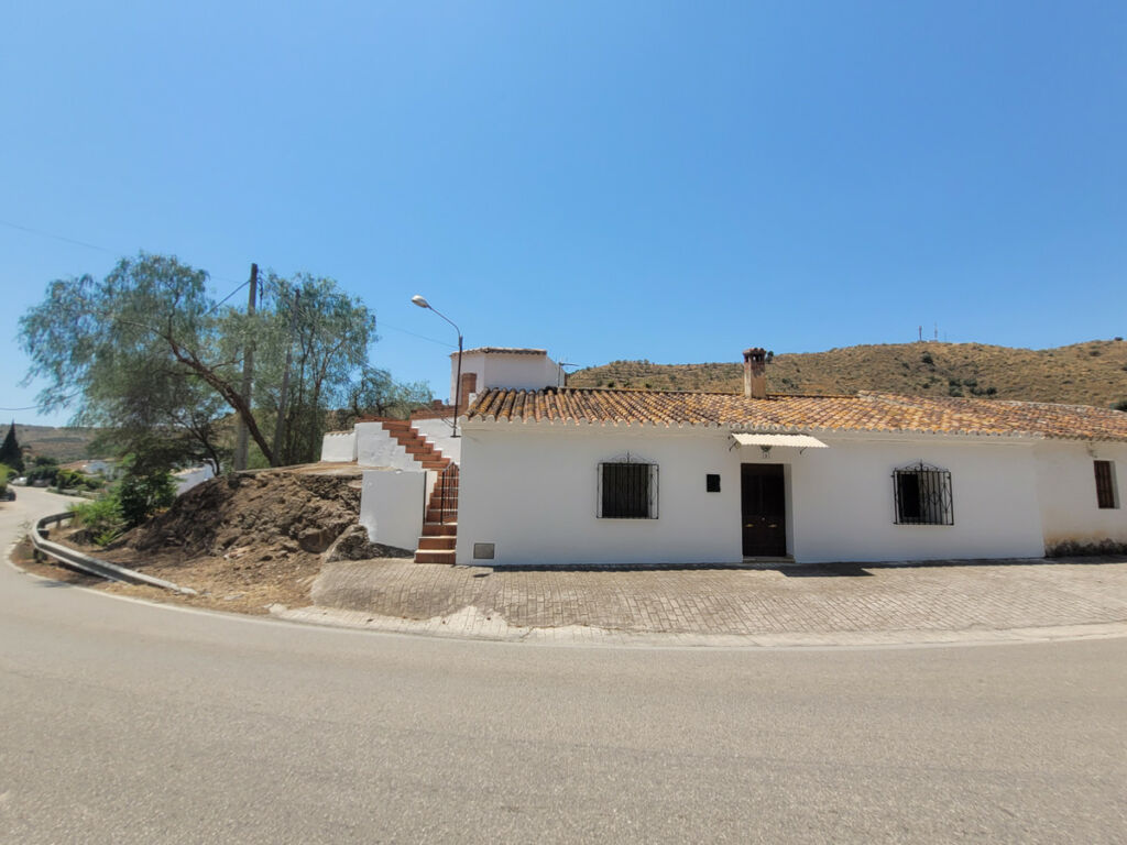 Townhouse Viñuela Málaga - image 2