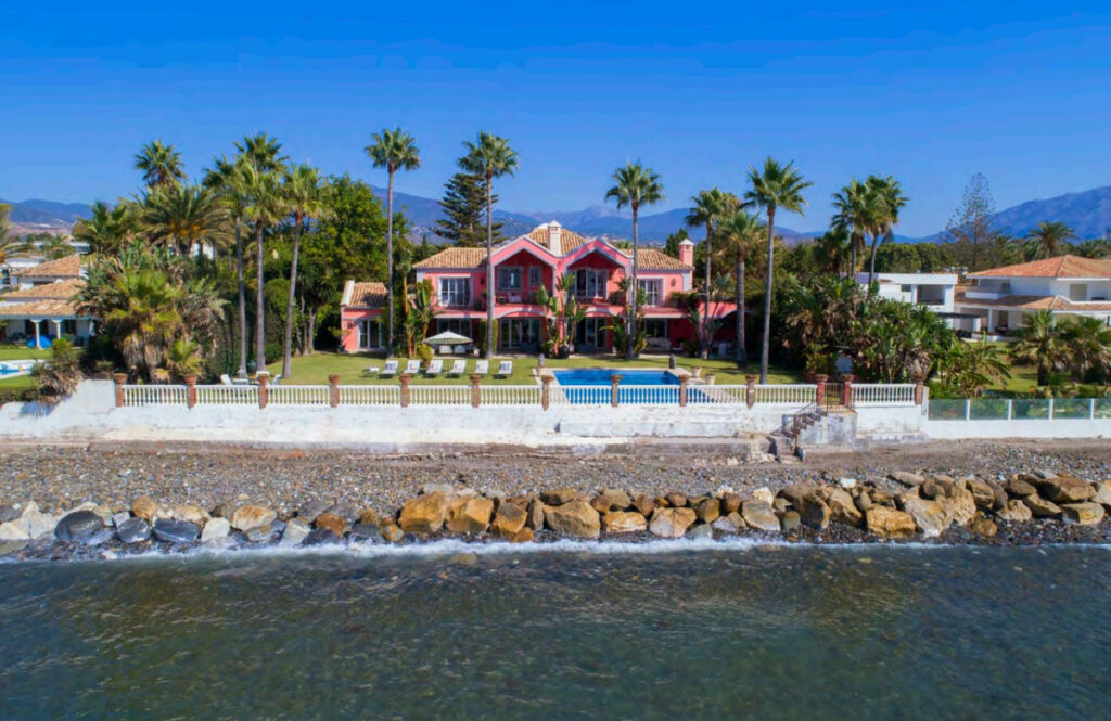 Detached Villa New Golden Mile Málaga - image 2