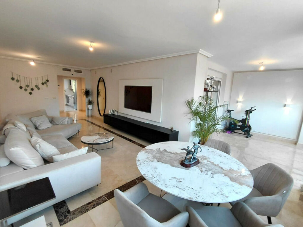 Middle Floor Apartment Marbella Málaga - image 2