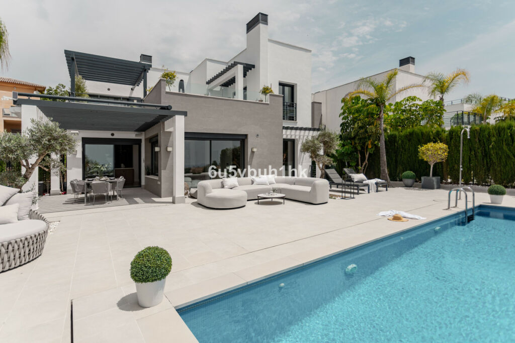 Townhouse Estepona Málaga - image 2