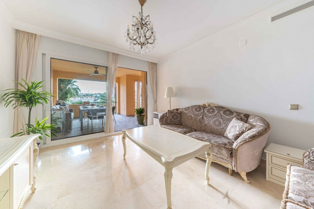 Middle Floor Apartment Atalaya Málaga - image 2