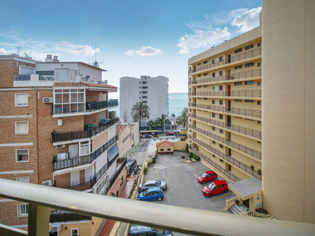 Middle Floor Apartment Benalmadena Málaga - image 2