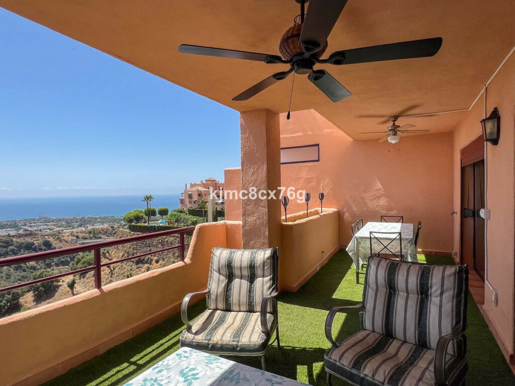 Middle Floor Apartment Calahonda Málaga - image 2