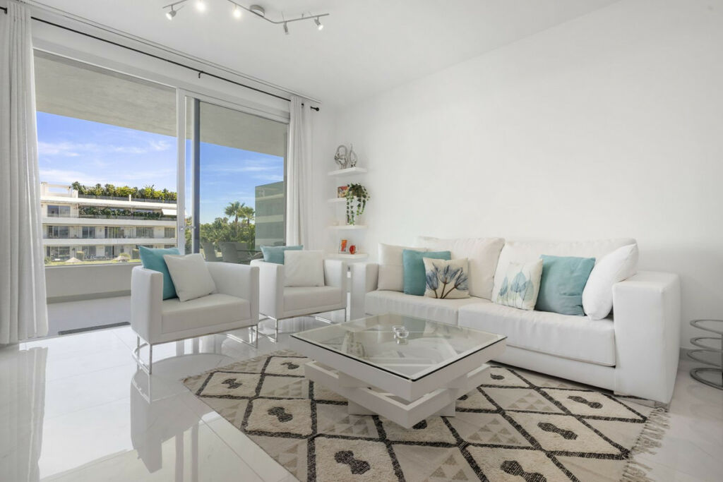 Middle Floor Apartment New Golden Mile Málaga - image 2