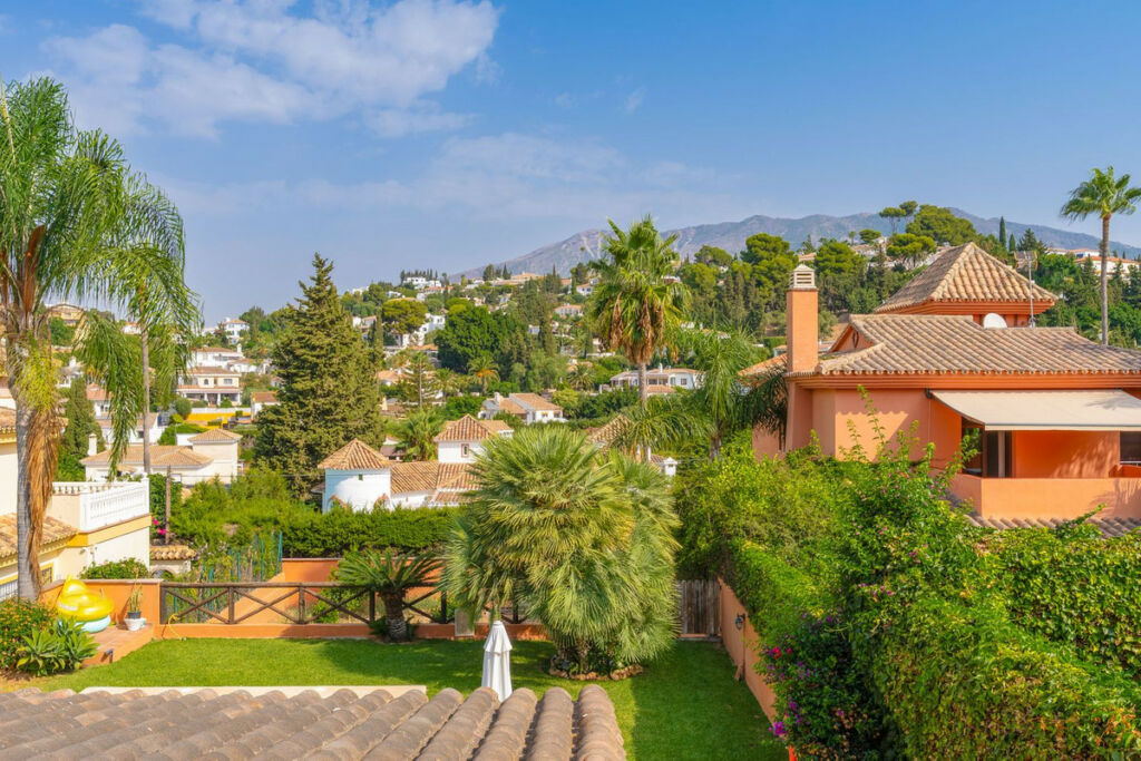 Detached Villa Sierrezuela Málaga - image 2